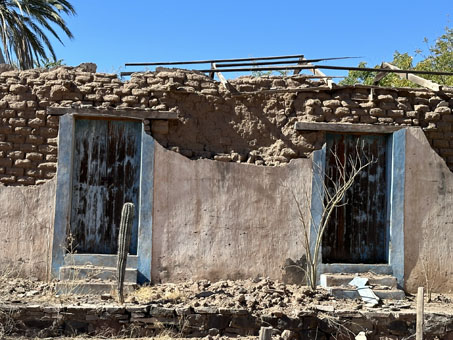 Old adobe building in decline, San Jose de Magdalena